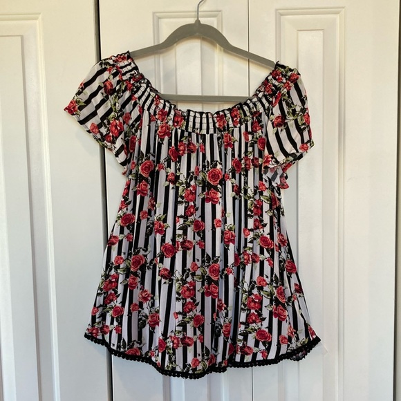 Self Esteem Tops - Flutter sleeve or off the shoulder top. Size M.